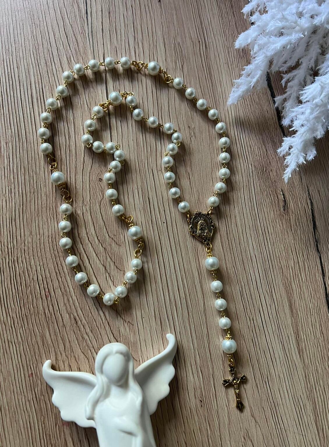 Perliukų rožančius su aukso spalvos detalėmis