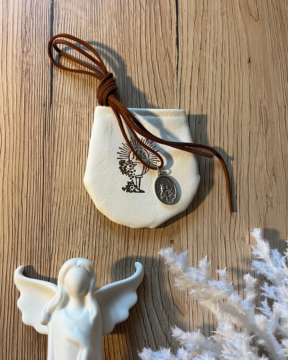 Skaplierius-medalikelis-su-dekliuku