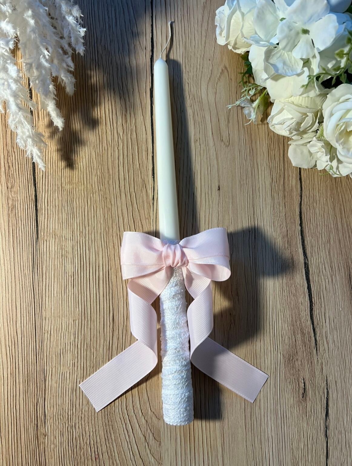 balta-kriksto-zvake-su-roziniu-bantuku