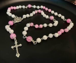 Rožančius iš kalnų krištolo karoliukų su sidabro spalvos detalėmis