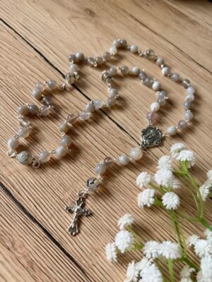 Rožančius iš pilkojo agato ir drakono venų agato karoliukų