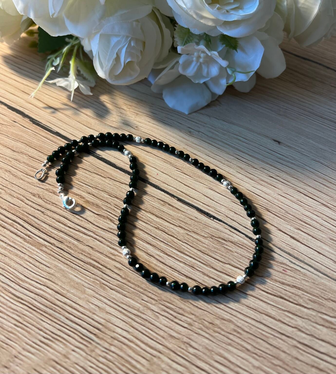 juodas kaklo verinys is karoliuku