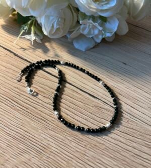 juodas kaklo verinys is karoliuku